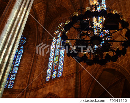 Chandelier in a temple in Barcelona, Spain Chandelier in a temple in Barcelona, Spain 79341530