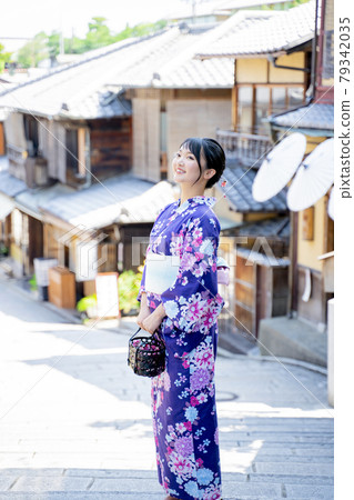 A woman sightseeing in Kyoto in a yukata 79342035