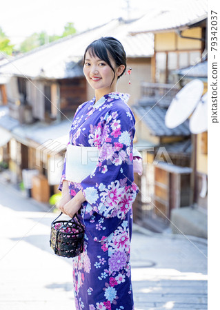 A woman sightseeing in Kyoto in a yukata 79342037