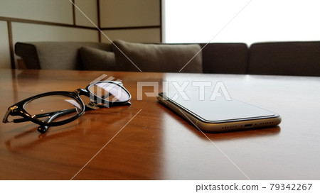 智能手機和眼鏡放在木桌上，現代內飾 79342267