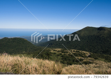 從大屯山半山腰眺望 從大屯山半山腰眺望 79342639