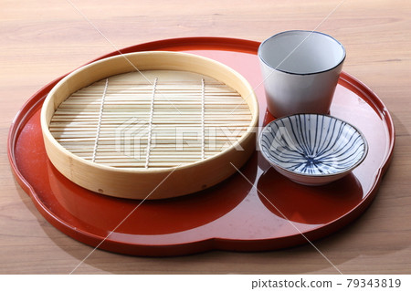 竹蒸籠、蕎麥麵和調味盤 79343819