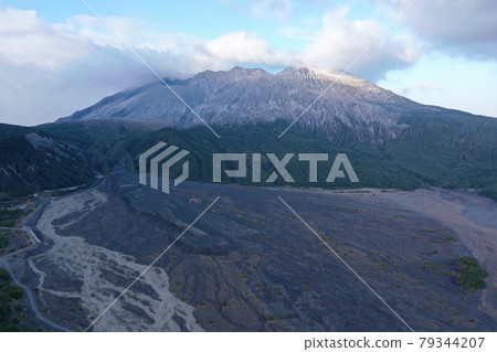 鹿兒島縣鹿兒島市清晨的櫻島 79344207