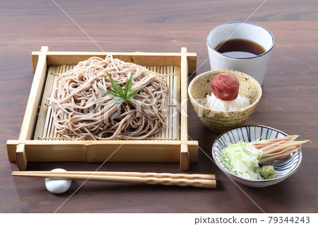 梅子蕎麥麵和時令調味品 79344243