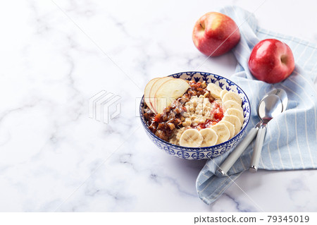 Oatmeal with caramelized apples with cinnamon, banana and grated strawberries 79345019