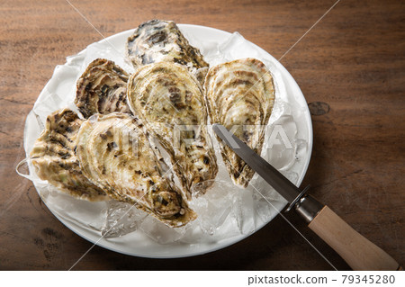 Oysters and oyster knives 79345280