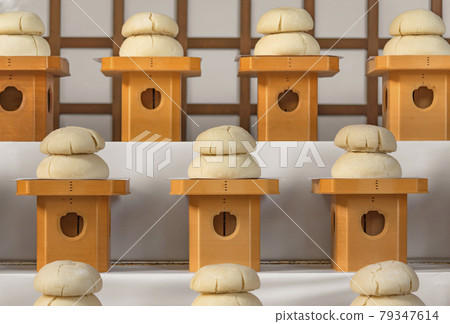 [Domestic] A traditional kagami mochi that overlaps with the many three treasures displayed on the offering stand of Meiji Jingu. 79347614