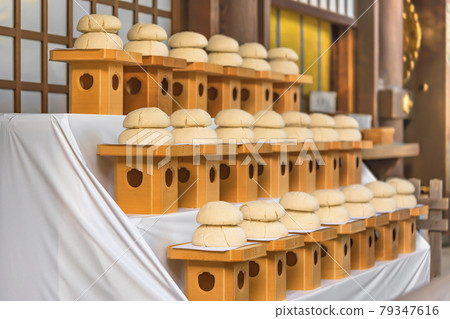 [Shibuya, Tokyo] Kagami mochi of the lord placed on the offering stand of Meiji Jingu on the anniversary of the birth of Emperor Meiji. 79347616