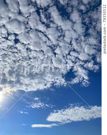 The blue sky in summer was very beautiful. It is a sheep cloud that appeared in the deep blue sky. 79350512