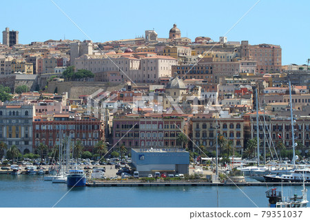 在撒丁島的卡利亞里港口風景 在撒丁島的卡利亞里港口風景 79351037