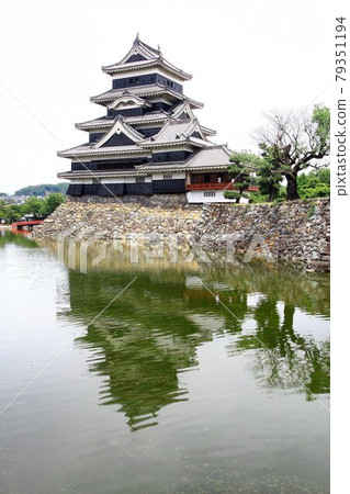 Floating on the surface of the inner moat ... National treasure "Matsumoto Castle" castle tower Floating on the surface of the inner moat ... National treasure "Matsumoto Castle" castle tower 79351194