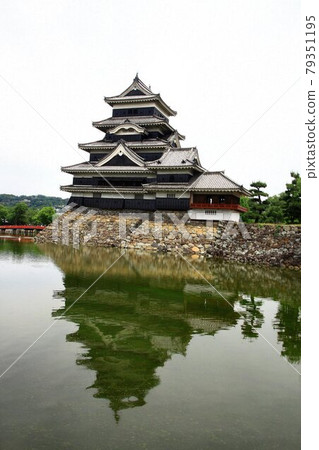 Floating on the surface of the inner moat ... National treasure "Matsumoto Castle" castle tower Floating on the surface of the inner moat ... National treasure "Matsumoto Castle" castle tower 79351195