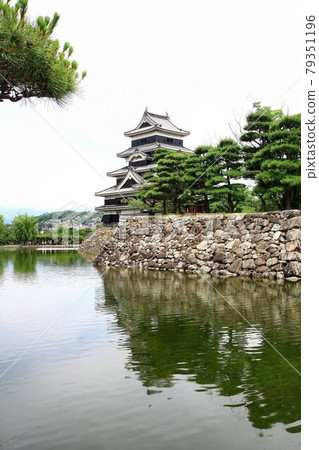 Floating on the surface of the inner moat ... National treasure "Matsumoto Castle" castle tower Floating on the surface of the inner moat ... National treasure "Matsumoto Castle" castle tower 79351196