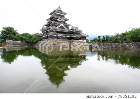 Floating on the surface of the inner moat ... National treasure "Matsumoto Castle" castle tower Floating on the surface of the inner moat ... National treasure "Matsumoto Castle" castle tower 79351198