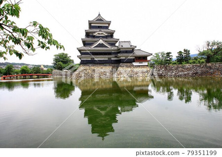 Floating on the surface of the inner moat ... National treasure "Matsumoto Castle" castle tower Floating on the surface of the inner moat ... National treasure "Matsumoto Castle" castle tower 79351199