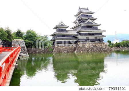 Floating on the surface of the inner moat ... National treasure "Matsumoto Castle" castle tower 79351201