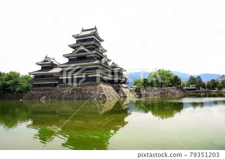 Floating on the surface of the inner moat ... National treasure "Matsumoto Castle" castle tower Floating on the surface of the inner moat ... National treasure "Matsumoto Castle" castle tower 79351203