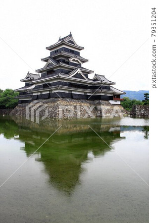 Floating on the surface of the inner moat ... National treasure "Matsumoto Castle" castle tower Floating on the surface of the inner moat ... National treasure "Matsumoto Castle" castle tower 79351204