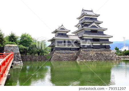 Floating on the surface of the inner moat ... National treasure "Matsumoto Castle" castle tower Floating on the surface of the inner moat ... National treasure "Matsumoto Castle" castle tower 79351207