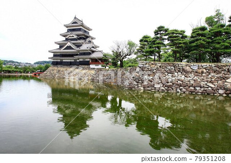 Floating on the surface of the inner moat ... National treasure "Matsumoto Castle" castle tower Floating on the surface of the inner moat ... National treasure "Matsumoto Castle" castle tower 79351208