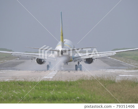 Air Do aircraft landing at Miyako Shimojishima Airport Air Do aircraft landing at Miyako Shimojishima Airport 79351406