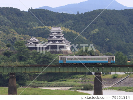 Kiha 54 on the Yosan Line and Ozu Castle 79351514