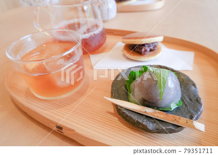 Kuzumanju,迷你銅鑼燒和日本紅茶,夏季日本甜點 Kuzumanju,迷你銅鑼燒和日本紅茶,夏季日本甜點 79351711