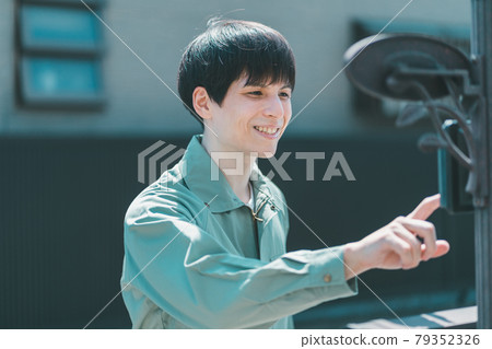 穿著工作服打乒乓球 79352326