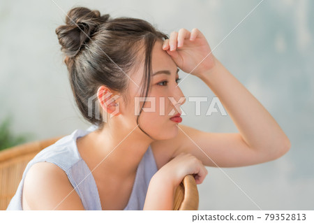 Female in her 20s fever 79352813