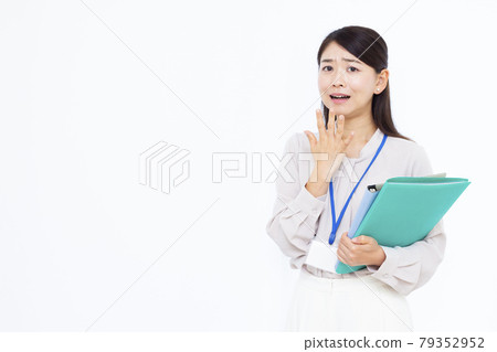 Surprised business woman in her thirties 79352952