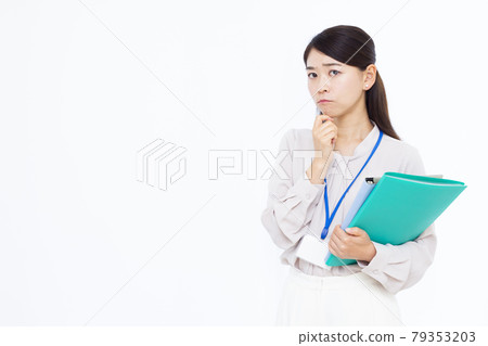 A business woman in her thirties who is seriously worried A business woman in her thirties who is seriously worried 79353203