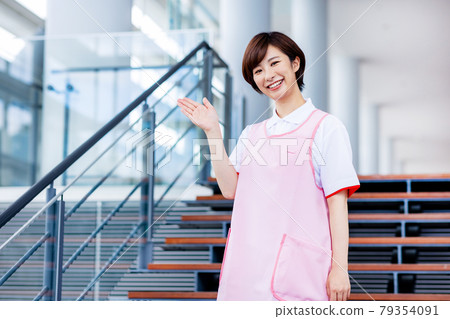 年輕的護理工作者女人 79354091