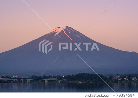 (Yamanashi Prefecture) Mt. Fuji and Kawaguchiko Bridge in the morning glow (Yamanashi Prefecture) Mt. Fuji and Kawaguchiko Bridge in the morning glow 79354594