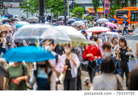 日本東京城市景觀 7 月...在感染蔓延中轉移以防止傳播的瘋狂......突變株感染爆炸= 5天,澀谷 日本東京城市景觀 7 月...在感染蔓延中轉移以防止傳播的瘋狂......突變株感染爆炸= 5天,澀谷 79354795