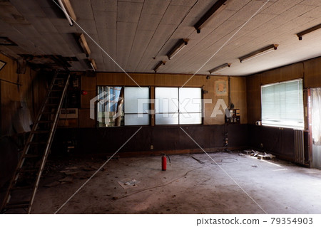 廢棄的辦公室 79354903