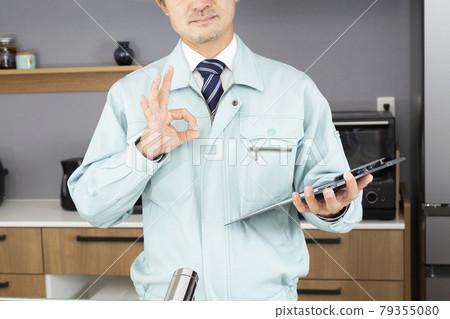 工人檢查供水服務 工人檢查供水服務 79355080