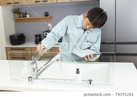 工人檢查供水服務 79355262