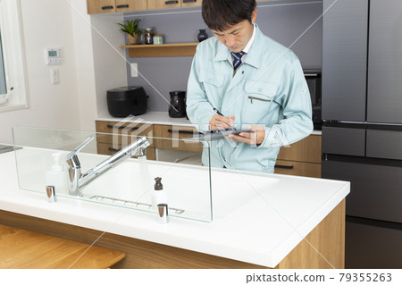 工人檢查供水服務 79355263