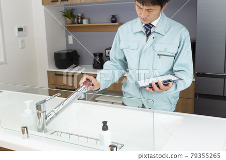 工人檢查供水服務 79355265