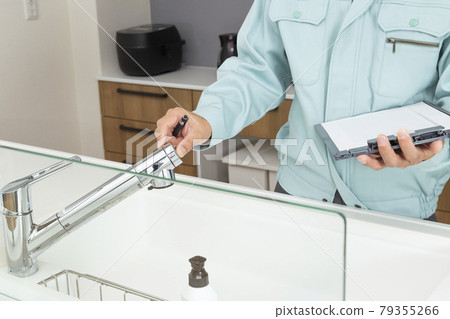 Workers inspecting water services 79355266