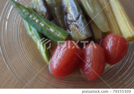 浸泡在高湯中的夏季蔬菜 79355309