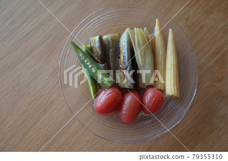 浸泡在高湯中的夏季蔬菜 79355310