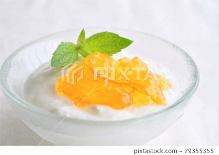 純酸奶配橙子果醬和薄荷 79355358