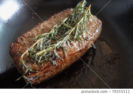 Making roast beef Making roast beef 79355511