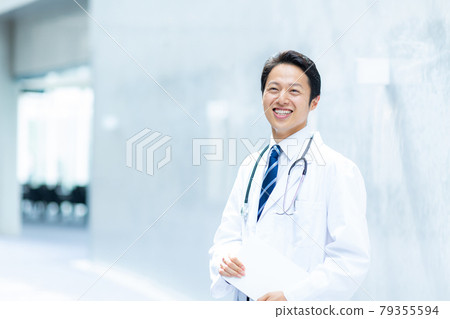 Male doctor in white coat 79355594