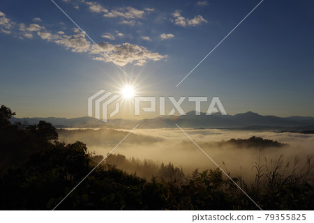 The Three Mountains of Echigo and the sea of clouds illuminated by the rising sun (Kawaguchinakayama, Nagaoka City, Niigata Prefecture) The Three Mountains of Echigo and the sea of clouds illuminated by the rising sun (Kawaguchinakayama, Nagaoka City, Niigata Prefecture) 79355825