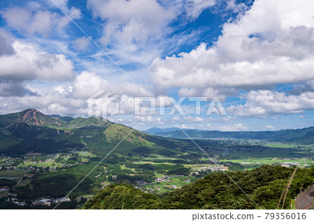 Landscape of blue sky, five mountains of Aso and white clouds 79356016
