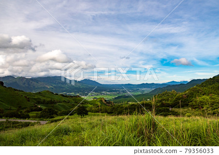 Landscape of blue sky, five mountains of Aso and white clouds 79356033