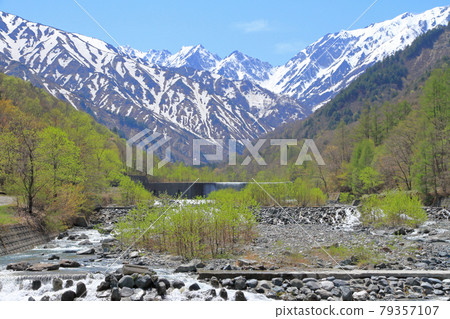五月的北阿爾卑斯山也許是在立山山脈謀殺之後 79357107