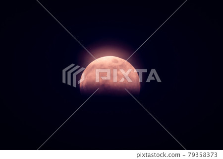 月全食期間被雲層覆蓋的超級月亮 79358373